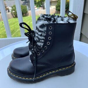 Dr. Martens NWT Serena Zebra Faux Fur Lined Sz 6